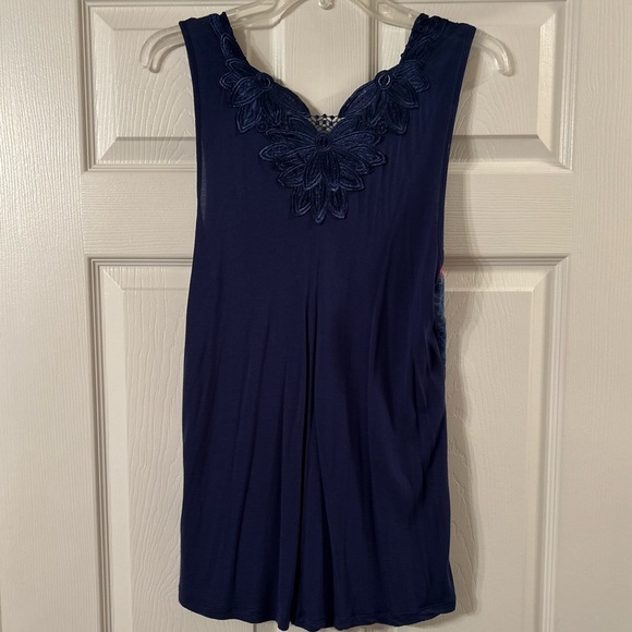 Sleeveless blouse - Picture 2 of 3